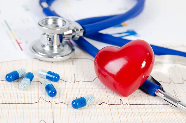 Gesundheitsversorgung mit Herz und Stethoskop — Stockfoto