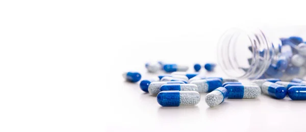 Stapel van verspreide capsules op een witte achtergrond — Stockfoto