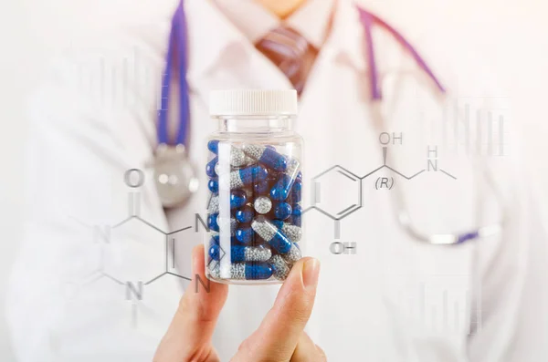 Läkare vetenskapsman uppfann nya drogen, innehar kapsel i händer — Stockfoto