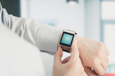 E-posta notifier ile smartwatch kullanan adam