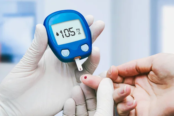 Médico haciendo prueba de azúcar en sangre —  Fotos de Stock