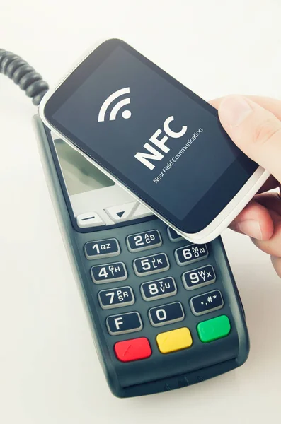 Kontaktlose Zahlungskarte mit NFC-Chip im Smartphone — Stockfoto