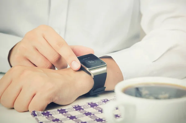 Uomo d'affari che lavora con orologio intelligente nel ristorante — Foto Stock