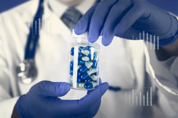 Doctor scientist invented new drug, holds capsule in hands — Stock Photo, Image