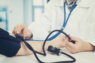 Doktor hastanın basınç ölçer