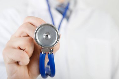 Doktor steteskop tutuyor.