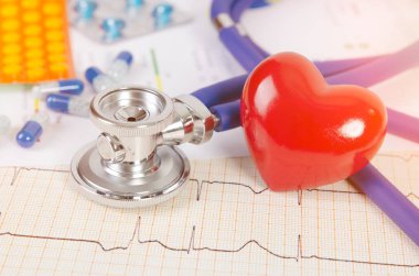 Sağlık kalp ve stetoskop kompozisyonu ile