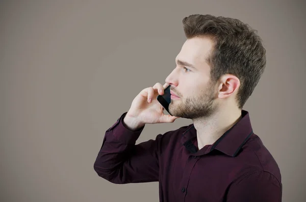 Jóképű férfi beszél a telefonon copyspace — Stock Fotó