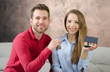 Genç çift kendi ev satın sahiptir