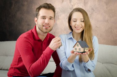 Genç çift kendi ev satın sahiptir