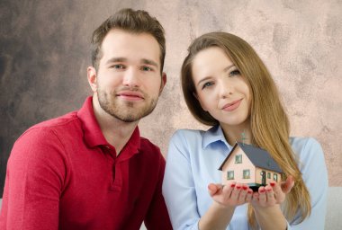 Genç çift kendi ev satın sahiptir