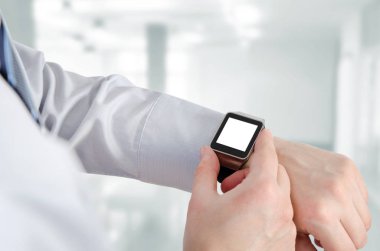 E-posta notifier ile smartwatch kullanan adam