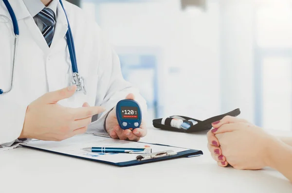 Arzt zeigt Glukometer mit Glukosespiegel — Stockfoto