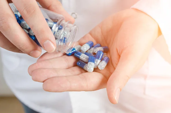 Person schüttet Tabletten aus — Stockfoto