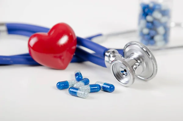 Hälso-och sjukvård med hjärtat och stetoskop sammansättning — Stockfoto