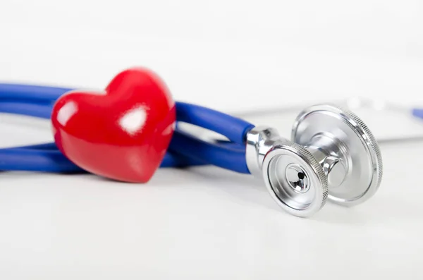 Opieki zdrowotnej z serca i stetoskop skład — Zdjęcie stockowe