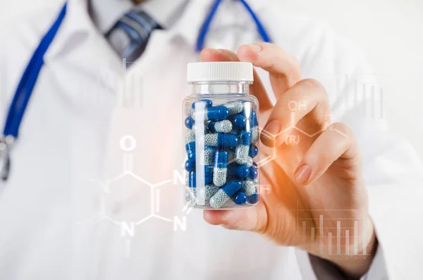Doktor bilim adamı yeni ilaç icat, kapsül elinde tutan — Stok fotoğraf