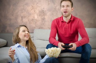 Serbest zaman ve video oyunları oynarken çift sahiptir.