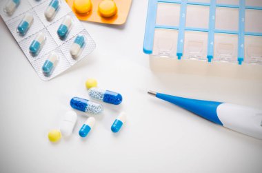 Beyaz arka planda farklı uyuşturucu türleri