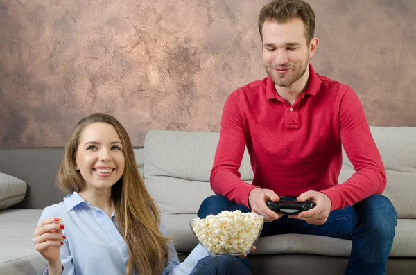 Пара наслаждается свободным временем и игрой в видеоигры . — стоковое фото