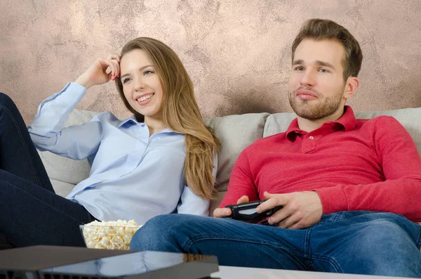 Пара наслаждается свободным временем и игрой в видеоигры . — стоковое фото