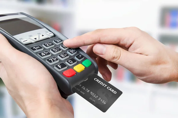 Kredi kartı swipe Satılık terminal aracılığıyla — Stok fotoğraf