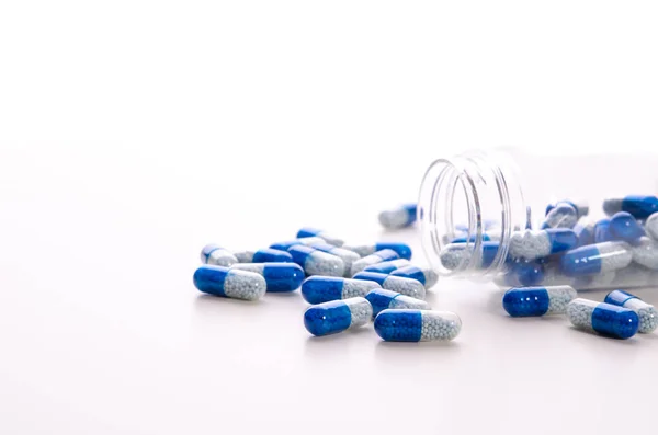 Stapel van verspreide capsules op een witte achtergrond — Stockfoto