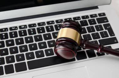 Laptop klavye üzerinde tahta tokmak