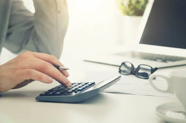 Belasting berekend op basis van de accountant. Werken in het kantoor met calculator — Stockfoto