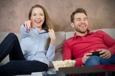 Çift video oyunları oynamak ücretsiz zaman harcıyor