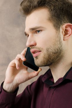 Telefon boşaltmak konuşan yakışıklı adam