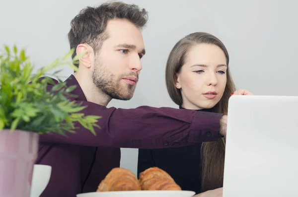 Couple cooperates with the computer in the office — Stock Photo, Image