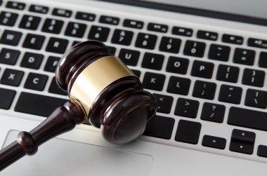 Laptop klavye üzerinde tahta tokmak
