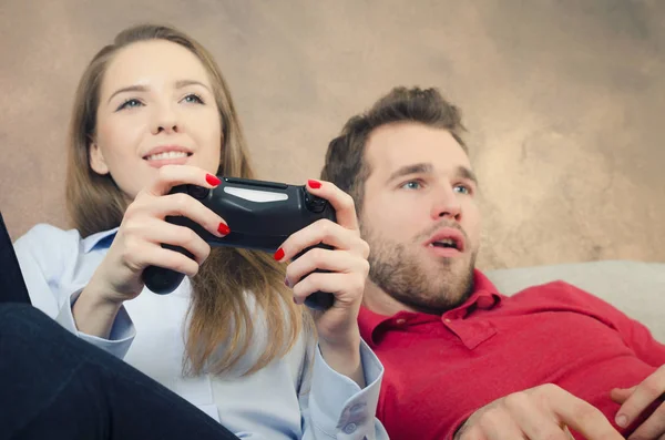 Çift video oyunları oynamak ücretsiz zaman harcıyor — Stok fotoğraf