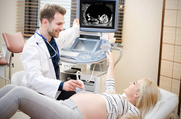 Pregnant woman at the doctor. Ultrasound diagnostic machine — Stock Photo, Image