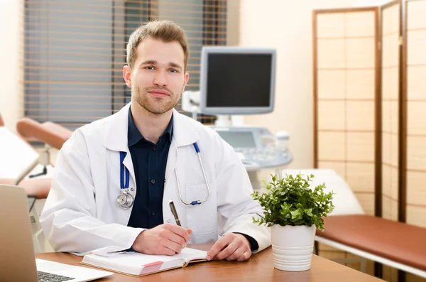 Médico ginecólogo trabajando en el consultorio. Ultrasonido de fondo — Foto de Stock