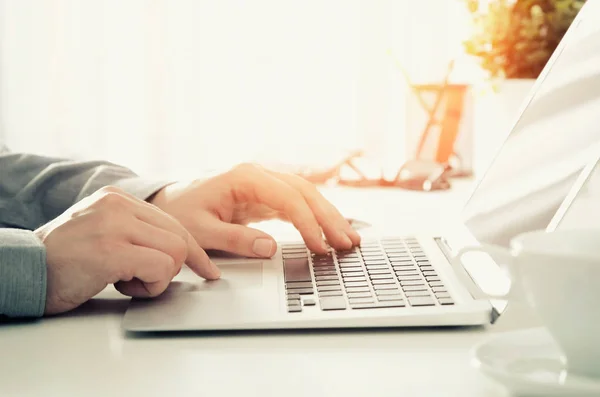 Homme travaillant dans le bureau avec ordinateur portable — Photo