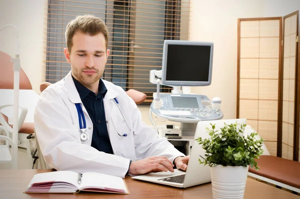 Médico ginecólogo trabajando en el consultorio. Ultrasonido de fondo — Foto de Stock