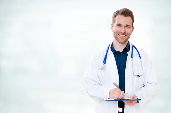 Bello giovane medico sorridente con appunti — Foto Stock