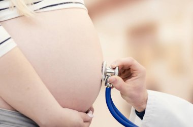 Doktor stetoskop muayene hamile kadın