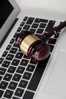 Laptop klavye üzerinde tahta tokmak