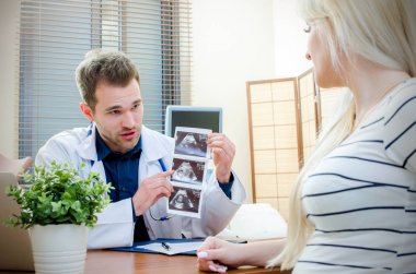Doktor gösteren bebek ultrason görüntüsü hamile kadına