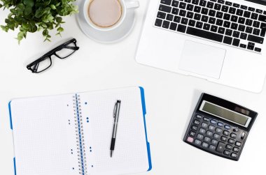 Ofis resepsiyon masası laptop, kahve fincanı ve malzemeleri ile en iyi görünümü
