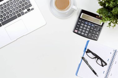 Ofis resepsiyon masası laptop, kahve fincanı ve malzemeleri ile en iyi görünümü