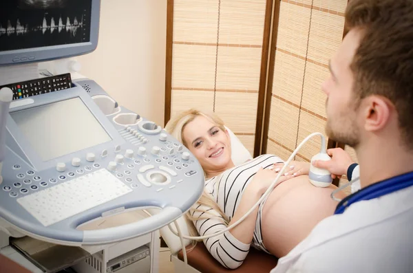 Pregnant woman at the doctor. Ultrasound diagnostic machine — Stock Photo, Image