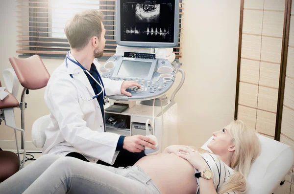 Gravid kvinna hos läkaren. Ultraljud diagnostik maskin. — Stockfoto