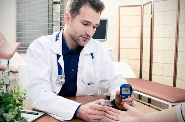 Doctor measuring of blood sugar for diabetes patient. — Stock Photo, Image