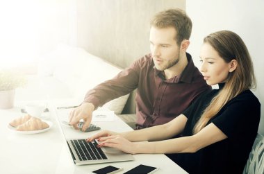 Ofiste çalışan iş takım