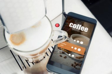 Smartphone, modern kahve makinesi kahve yapma
