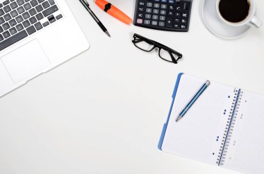 Ofis resepsiyon masası laptop, kahve fincanı ve malzemeleri ile en iyi görünümü